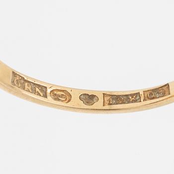 Ring in 18K gold set with round brilliant and eight-cut diamonds.