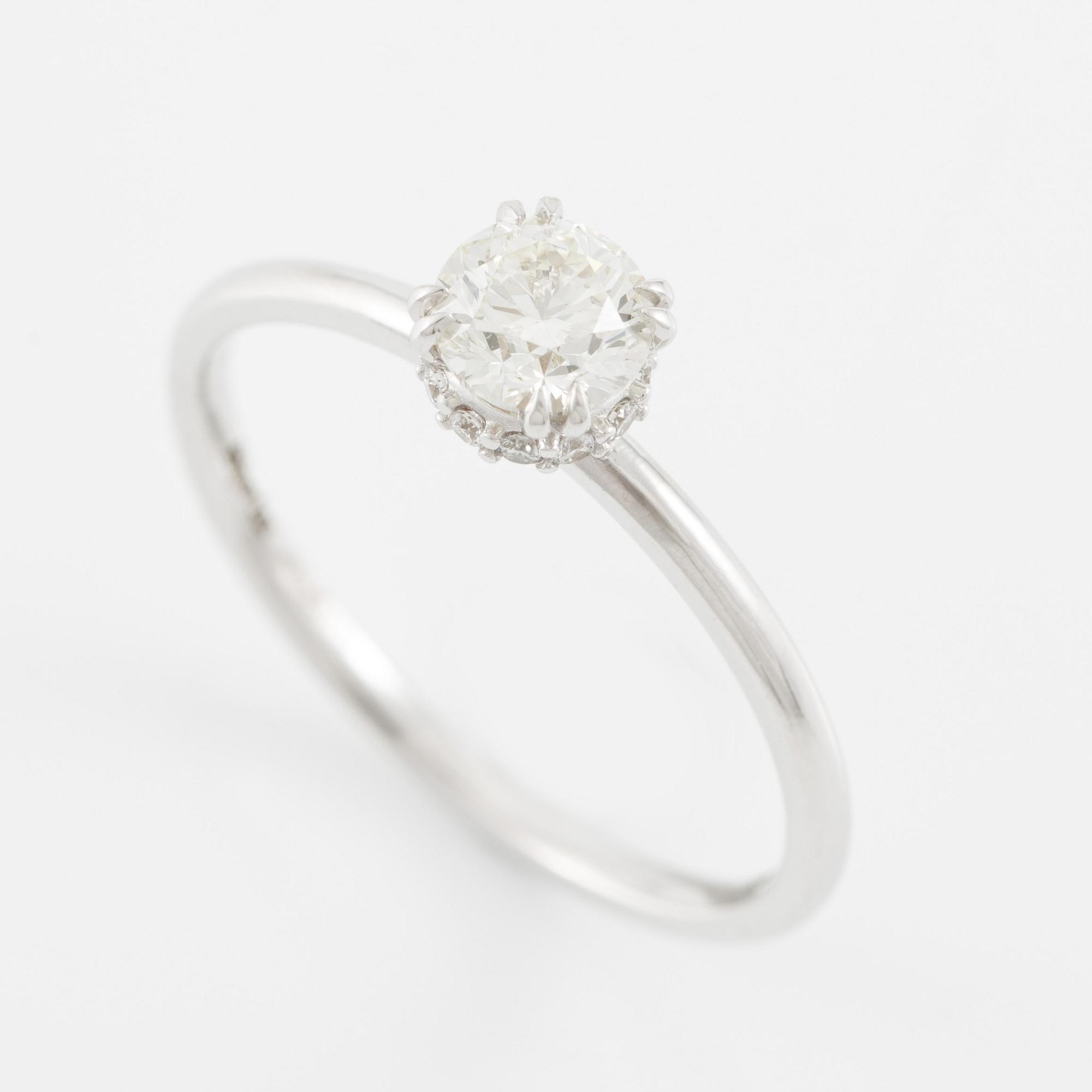 Ring 14K vitguld med briljantslipade diamanter.