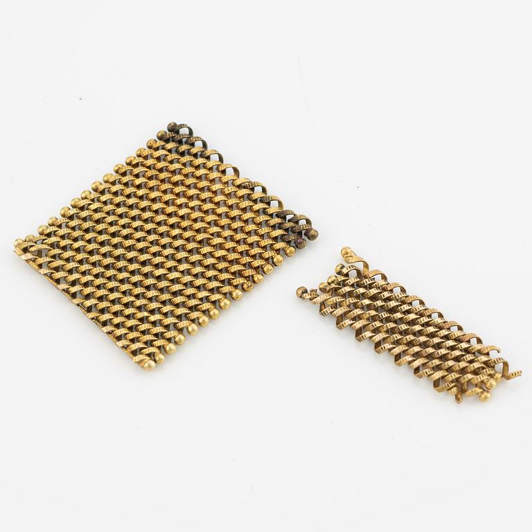 Armband guld med pärlor, smaragder och rubiner, två lösa länkar medföljer.