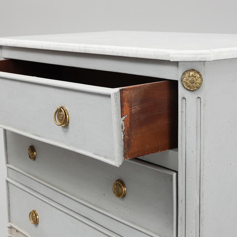A painted Gustavian style chest of drawers, first half of the 20th Century.