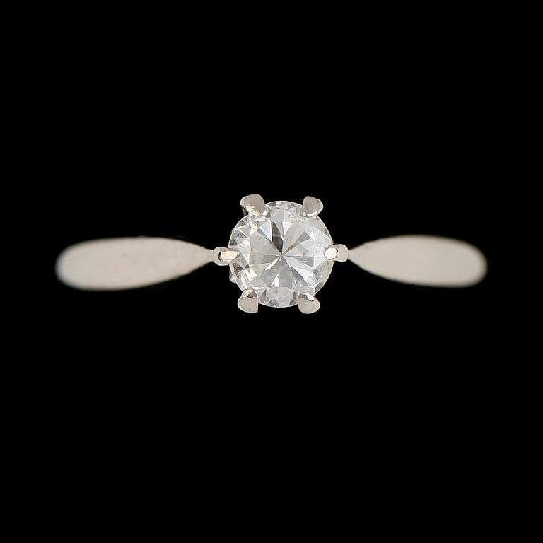 RING, 14K vitguld, briljantslipad diamant ca 0.34 ct. Vikt ca 2 g.