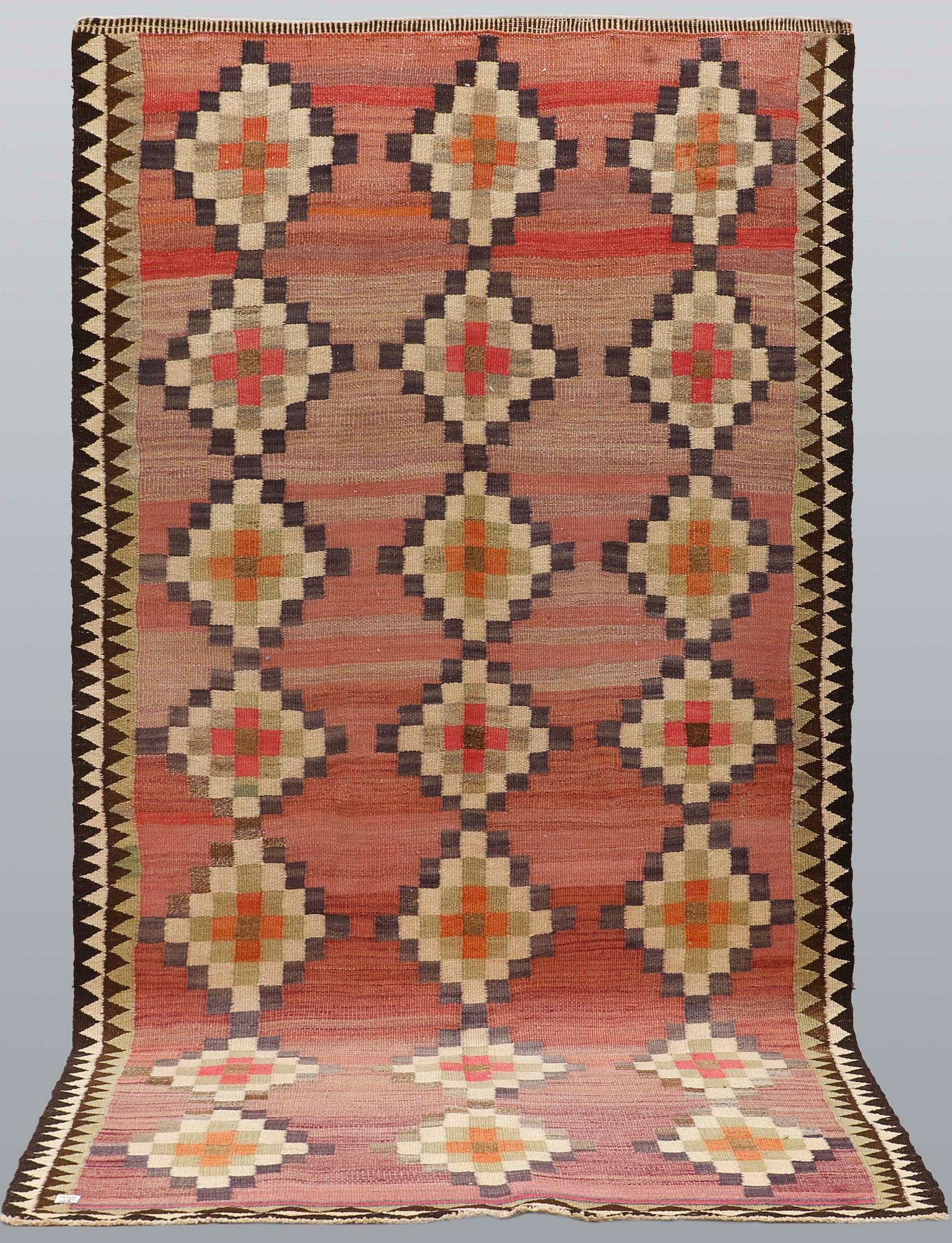 A persian kilim carpet, ca 295 x 158 cm.