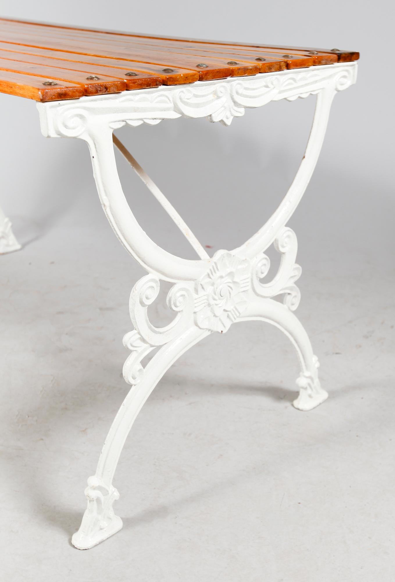 TRÄDGÅRDSBORD samt KARMSTOLAR, 4 st, gjutgods, 1900-tal.