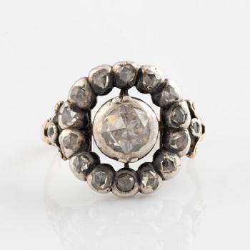 Ring med rosenslipad diamant.