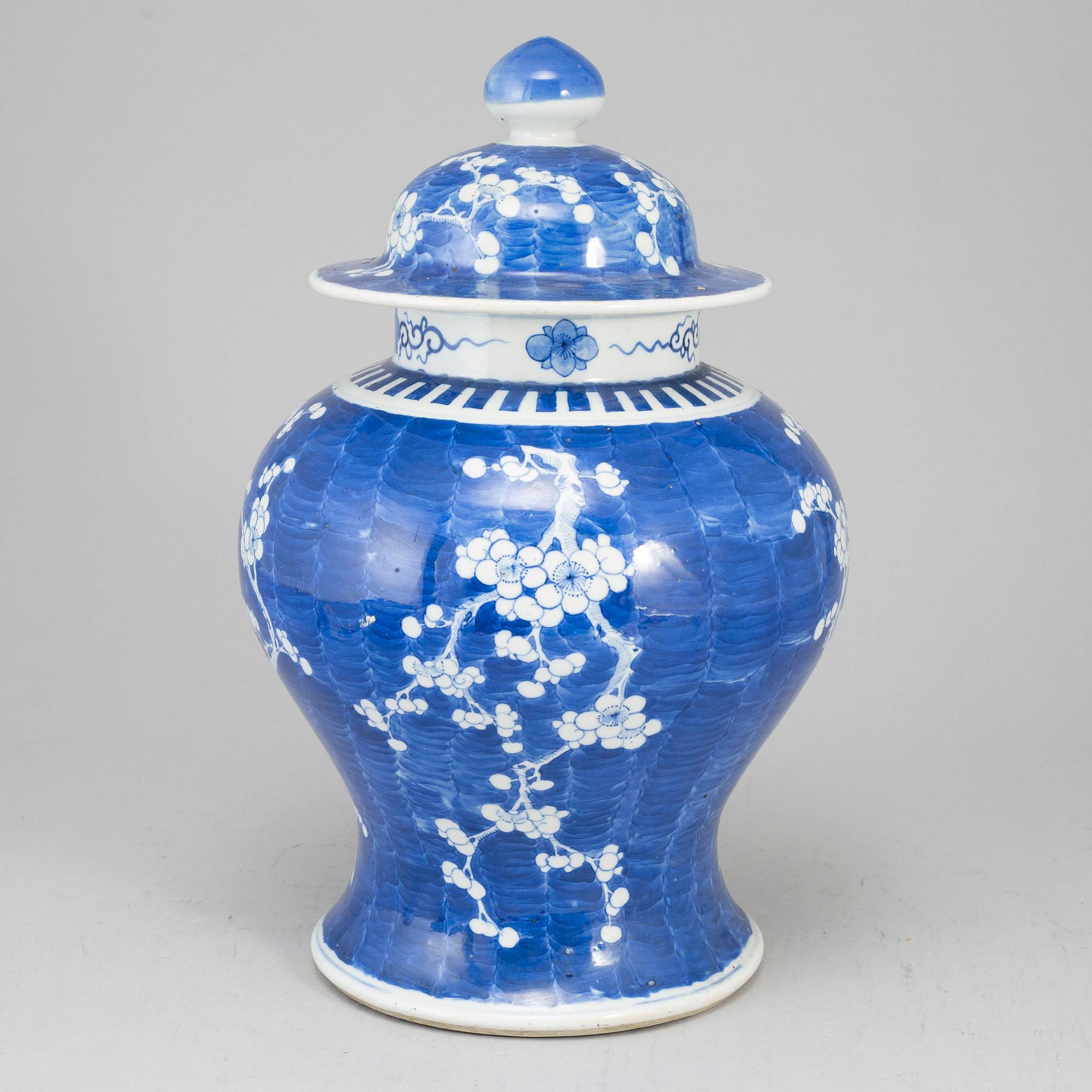 A blue and white jar with cover, Qing dynasty, late 19th century.