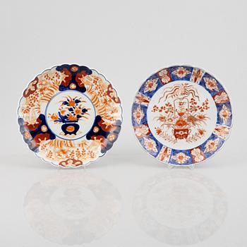 Four Japanese Imari porcelain chargers, Meiji (1862-1912) and early 20th century.