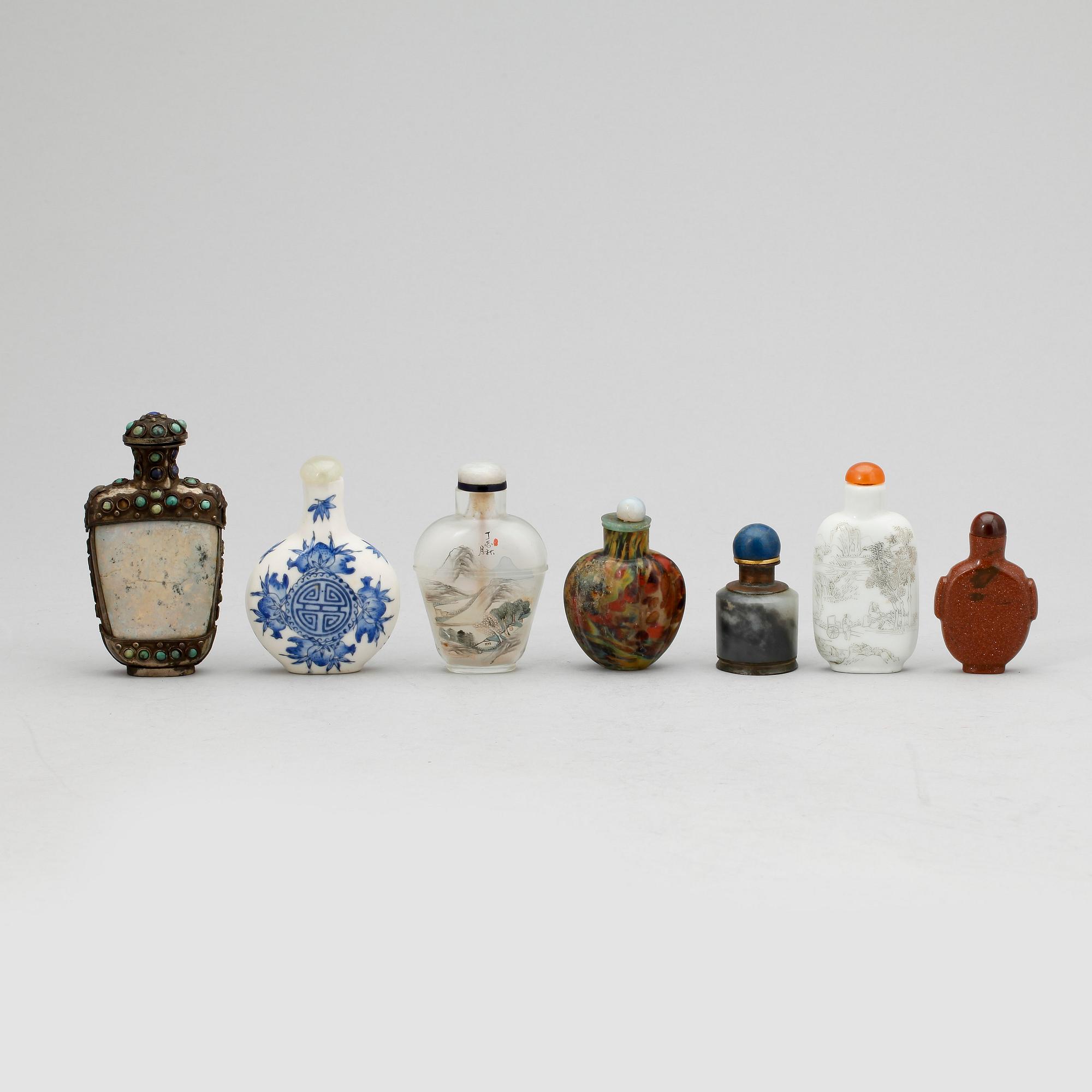 SNUSFLASKOR, sju stycken, porslin, glas, sten. Kina, 18/1900- tal.