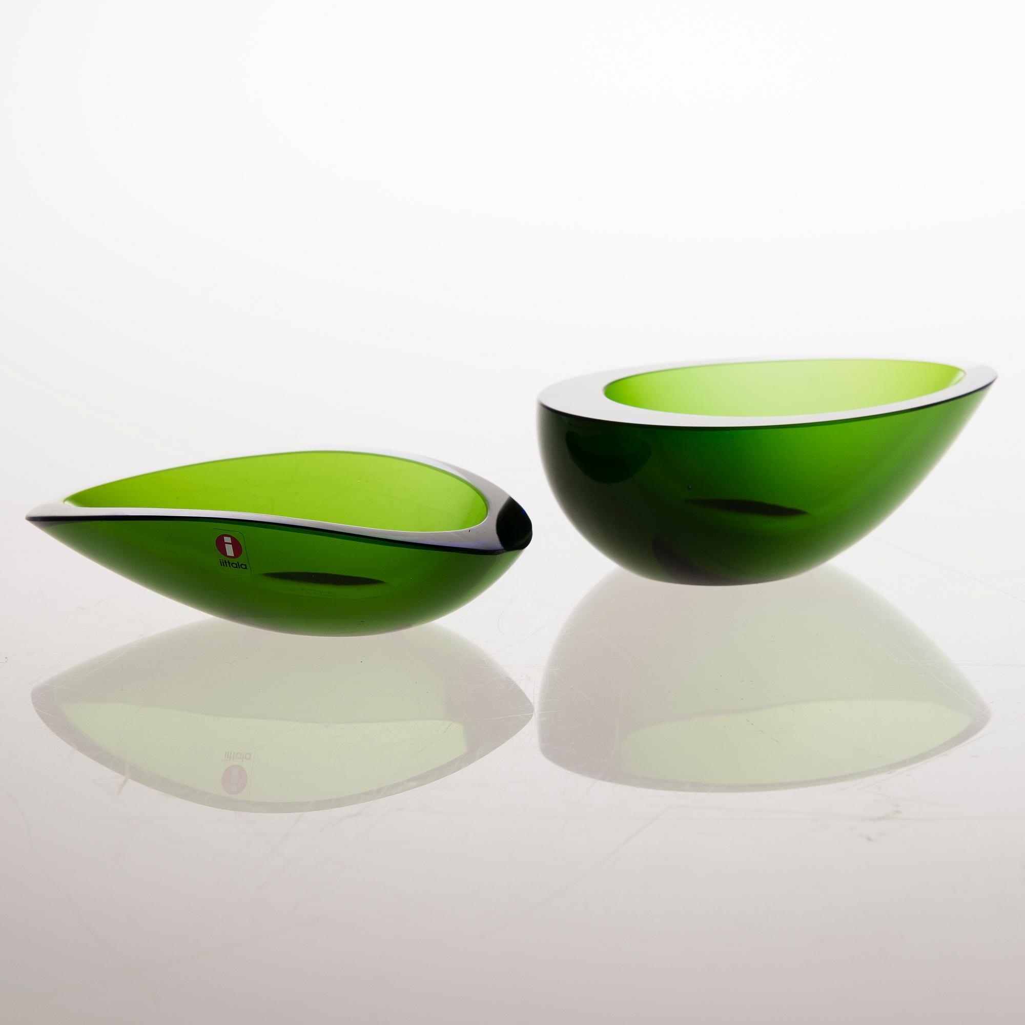 KERTTU NURMINEN, GLASFÖREMÅL, 2 st, signerade. Den ena med gravering Jaakko Pöyry 1958-1998 i bottnet.