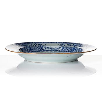 A large blue and white serving dish, Qing dynasty, Yongzheng (1723-35),
