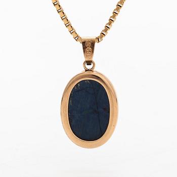 A 14K gold necklace with a spectrolite pendant. Finnsih control marks.