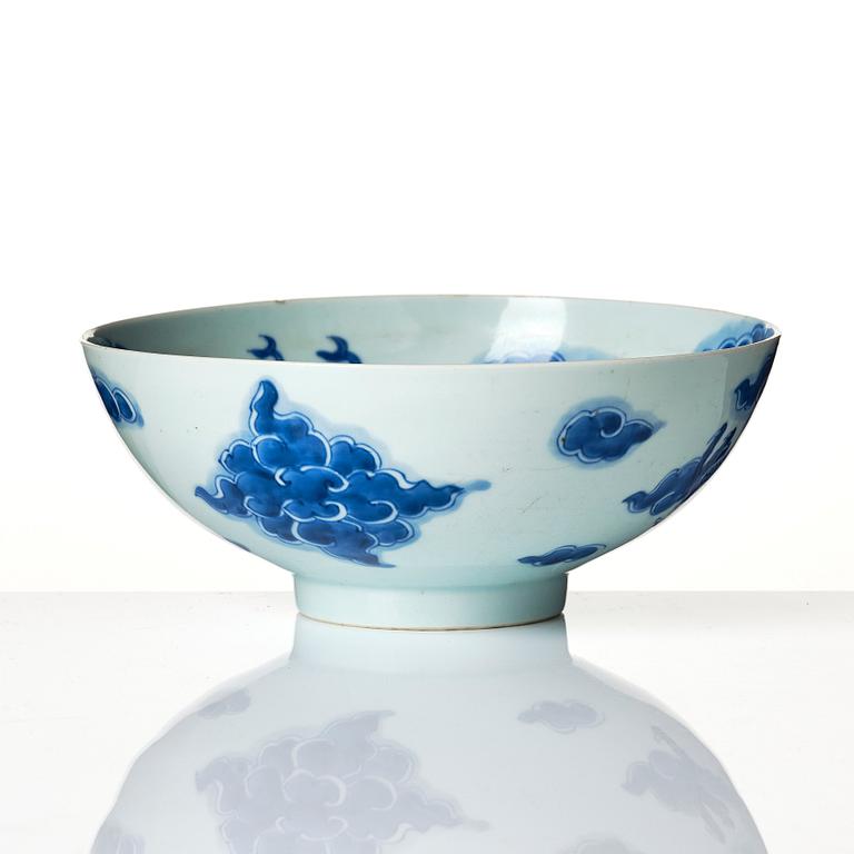 A blue and white four clawed  dragon bowl, Qing dynasty, 18th Century.