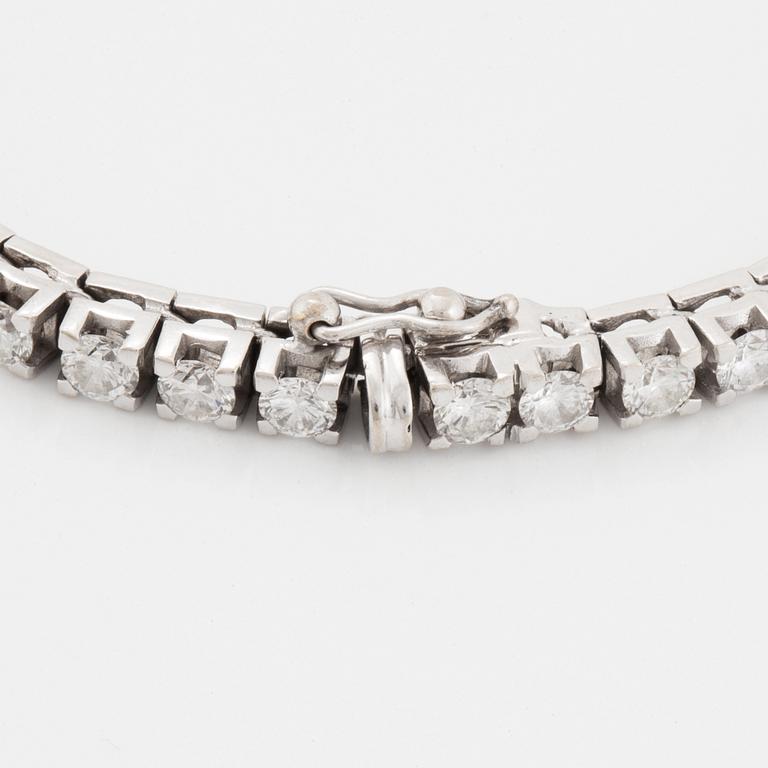 A tennis bracelet in 18K gold set with round brilliant-cut diamonds.