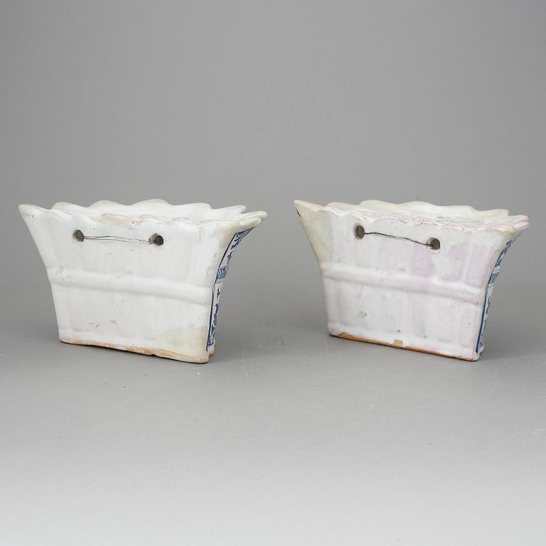 VÄGGVASER, ett par, fajans. Sannolikt Delft, Holland. Troligen 1800-tal.