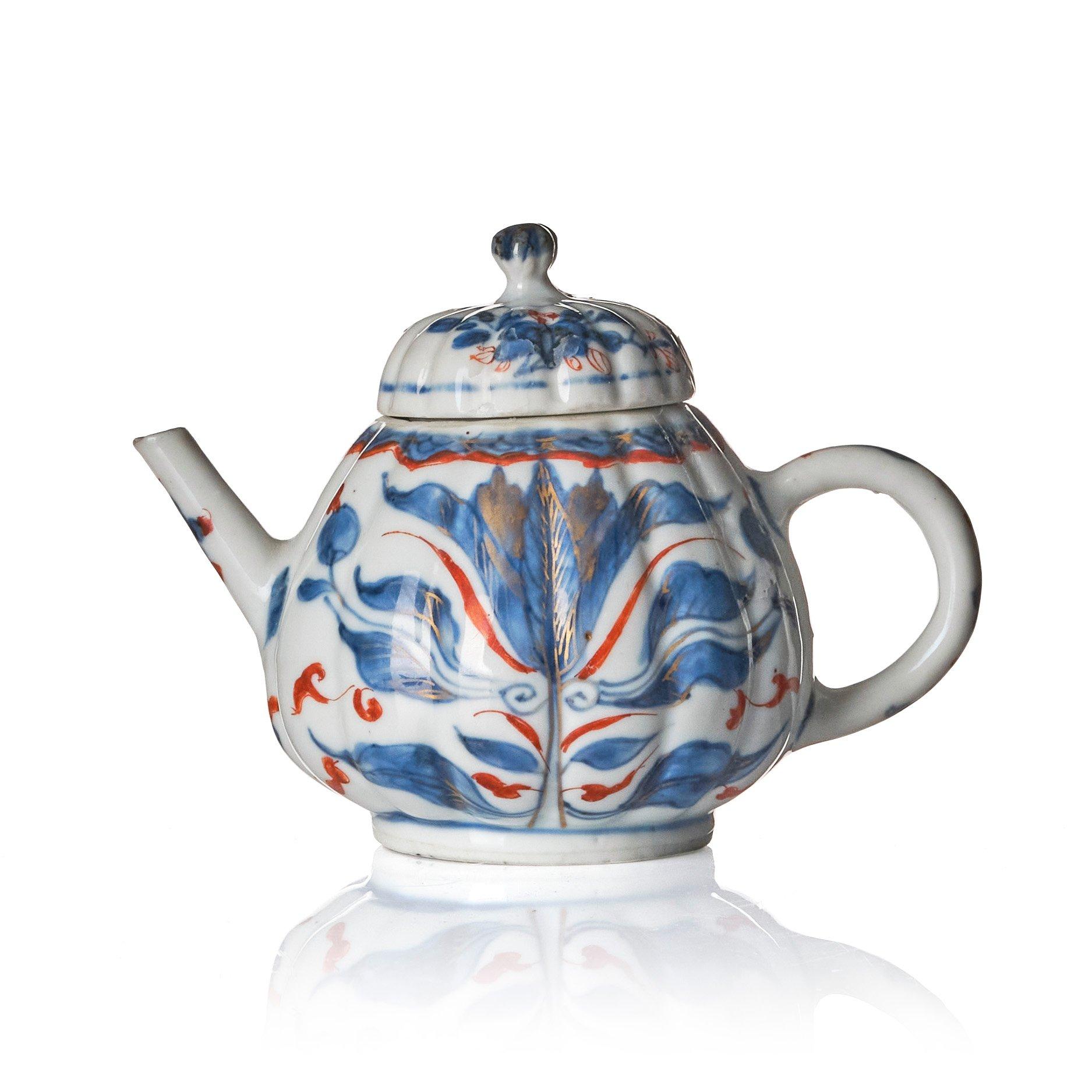 An imari tea pot with cover, Qing dynasty, Kangxi (1662-1722).
