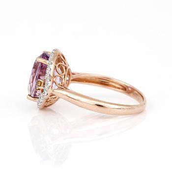 RING, 14K guld med ametist, gula safirer och diamanter. Total vikt ca 3 gram.