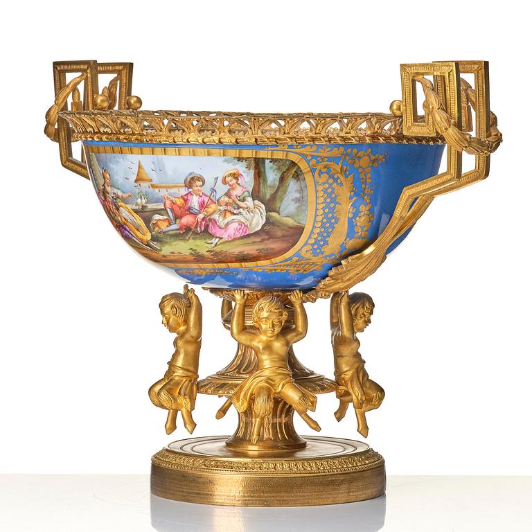 Uppsatsskål, förgylld och patinerad brons samt porslin. Frankrike, "Sevres", 1800-tal.