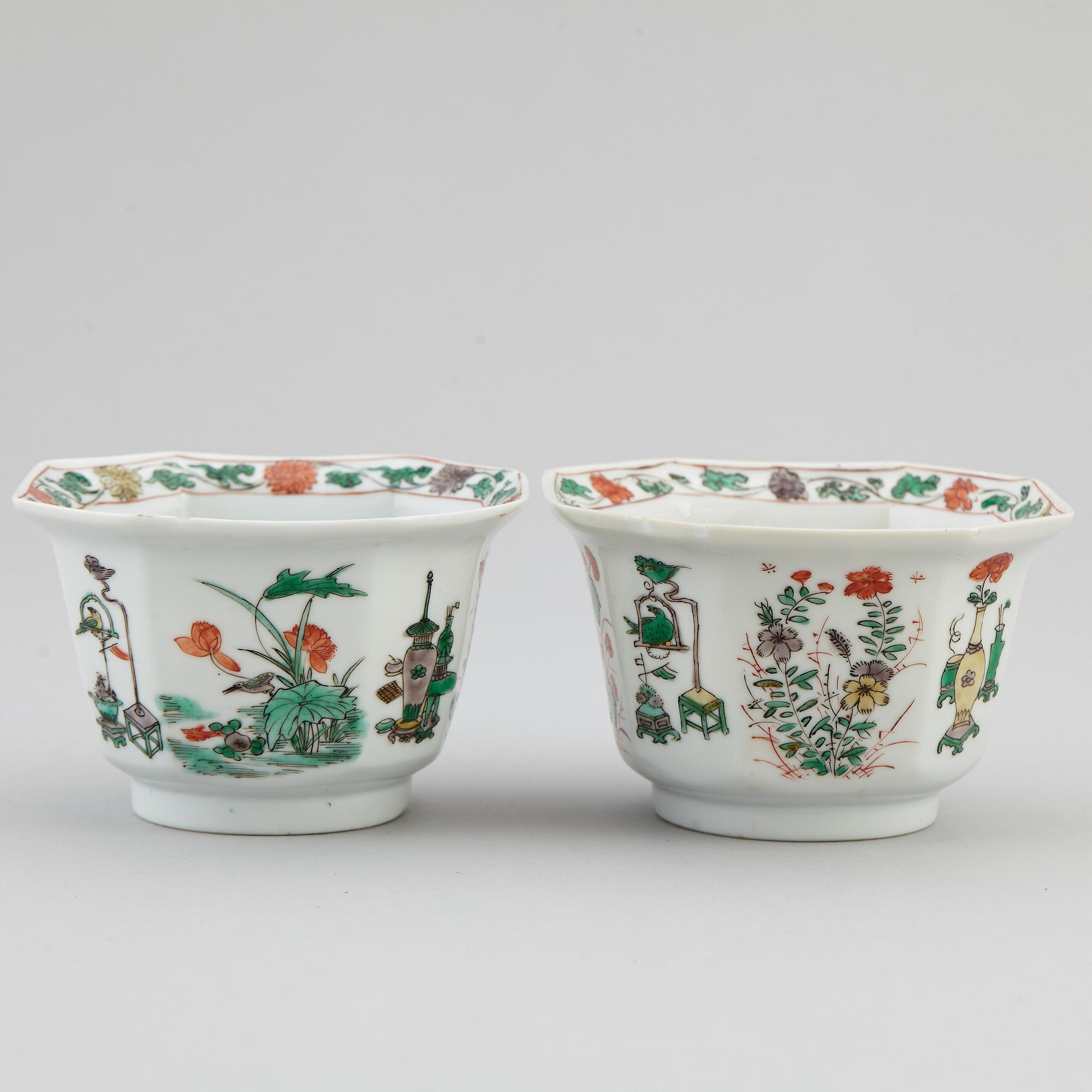 A pair of famille verte bowls, Qing dynasty.