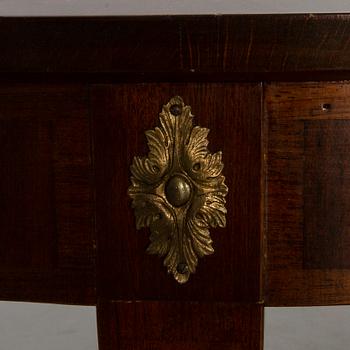 MATBORD, gustaviansk stil, mahognyfanerat, 1900-talets första hälft. 4 iläggsskivor medföljer.