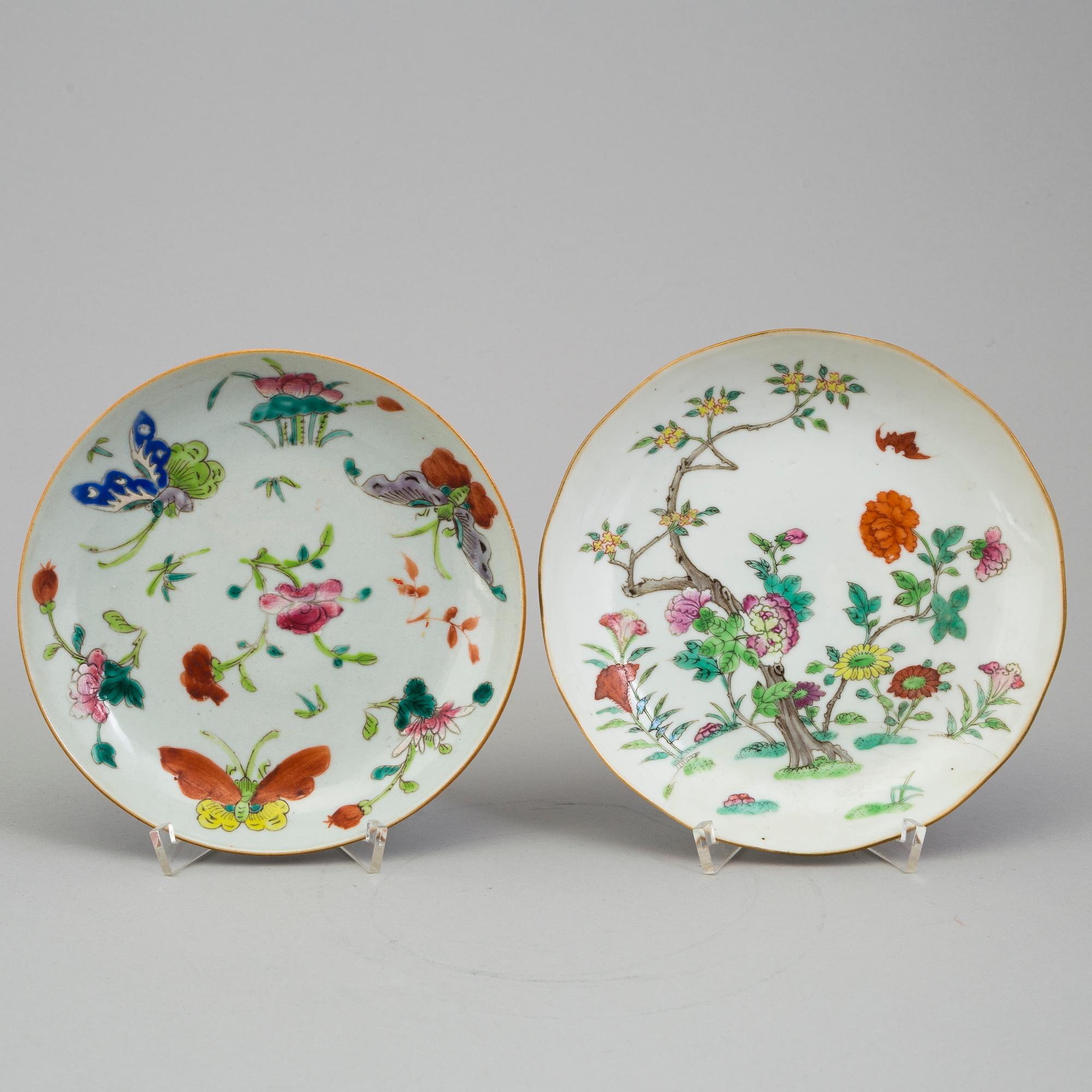 A CHINESE PORCELAIN BOWL AND FOUR PLATES, 18th/19th century.