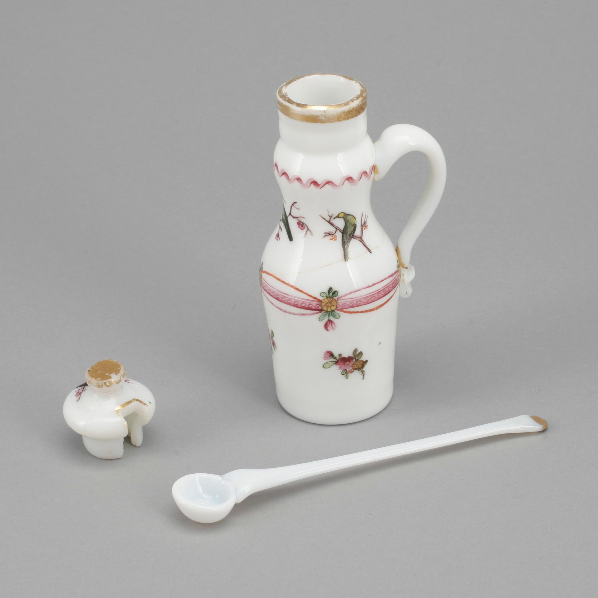 OPALGLAS, 3 delar, omkring år 1800.