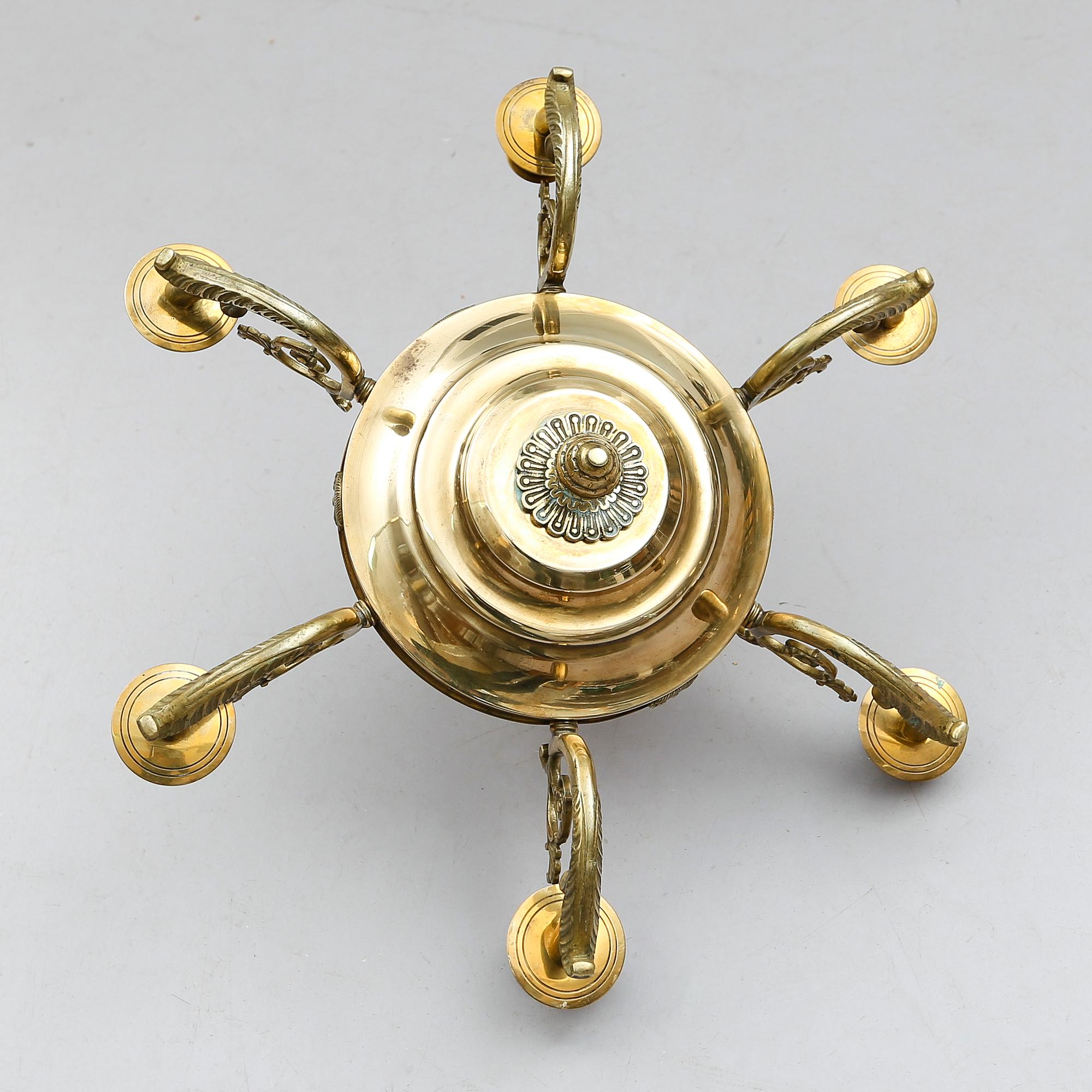 TAKAMPEL, mässing, empirestil, 1900-talets första hälft. Höjd ca 27 cm.