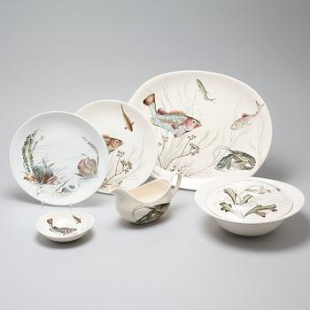 17 pieces of eartheware tableware from Johnson Bros, England, second half of the 20th century.