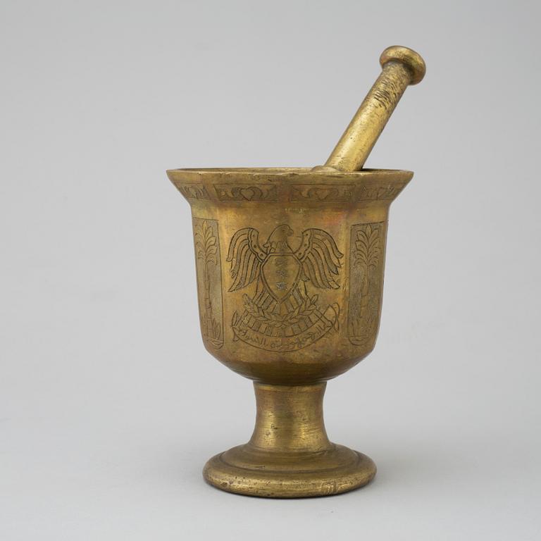 AN ORIENTAL BRONZE MORTAR AND PESTLE.