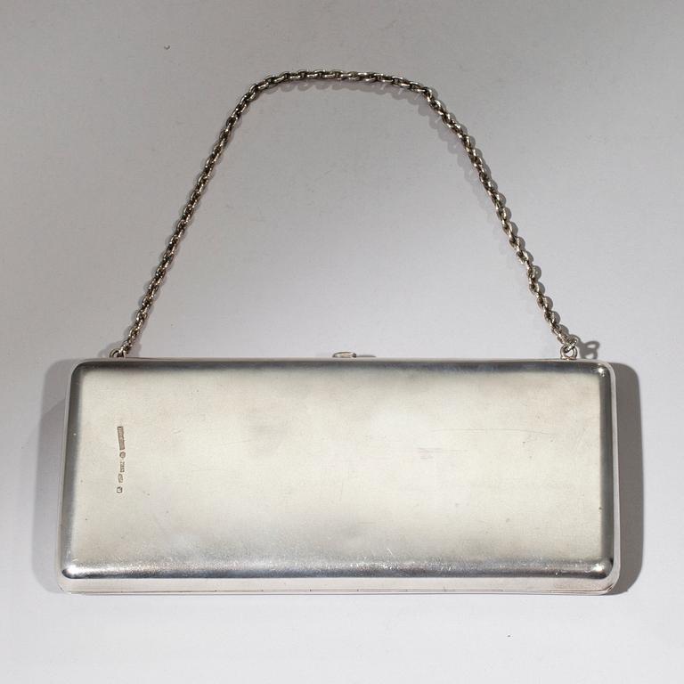 AFTONVÄSKA, silver, W. Porthan, Viborg 1918 och CIGARETTETUI, silver, 1900-talets första hälft. Sammanlagd vikt 446 g.