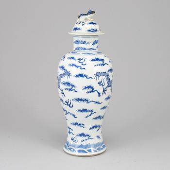 A blue and white porcelain vase with cover, Qing dynasty, late 19th century.