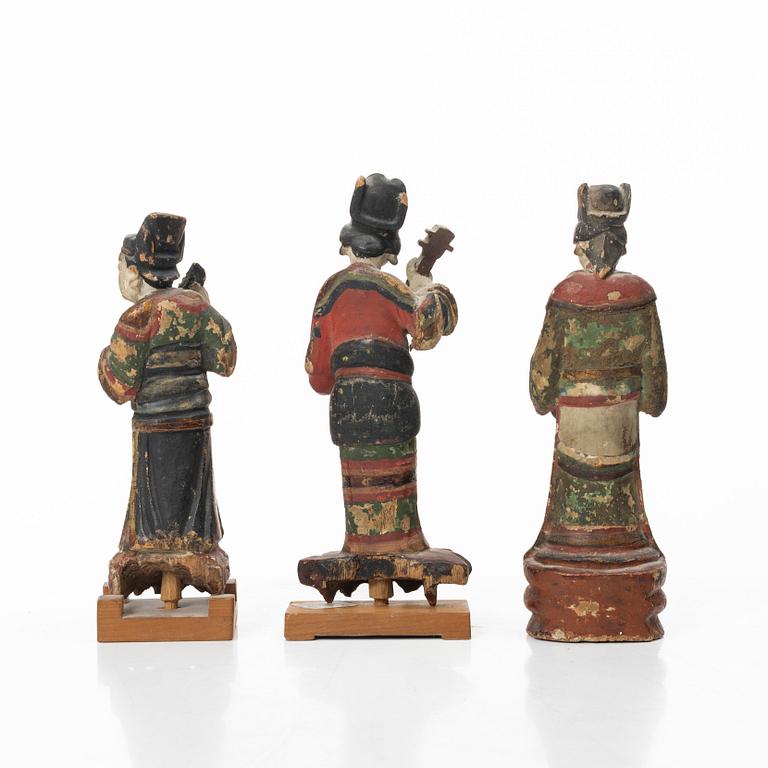 Figuriner, tre stycken, bemålat trä, sen Qingdynasti, 1800-tal.