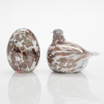 Oiva Toikka, A glass bird 'Cucunor' and an egg, signed O. Toikka Nuutajärvi.