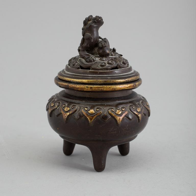 A late Qing dynasty bronze censor, avout 1900.