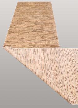 A Zeigler design runner, ca 437 x 100 cm.
