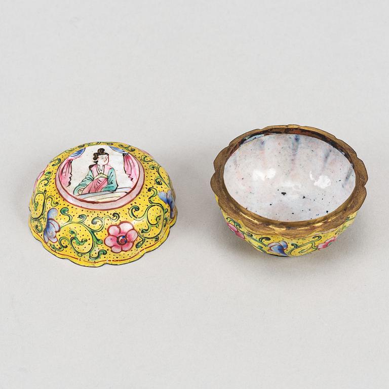 Two enamelled dishes for cabaret and a box with cover, Qing dynasty, 18th/19th century.