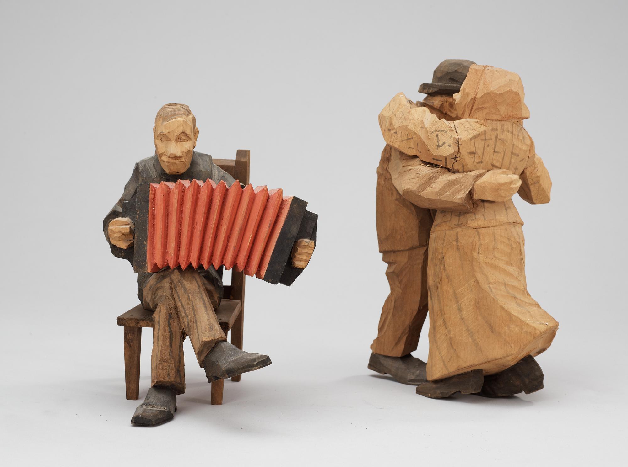 Axel Petersson Döderhultarn, Sittande dragspelare och danspar.