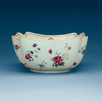 A famille rose bowl, Qing dynasty, Qianlong (1736-95).