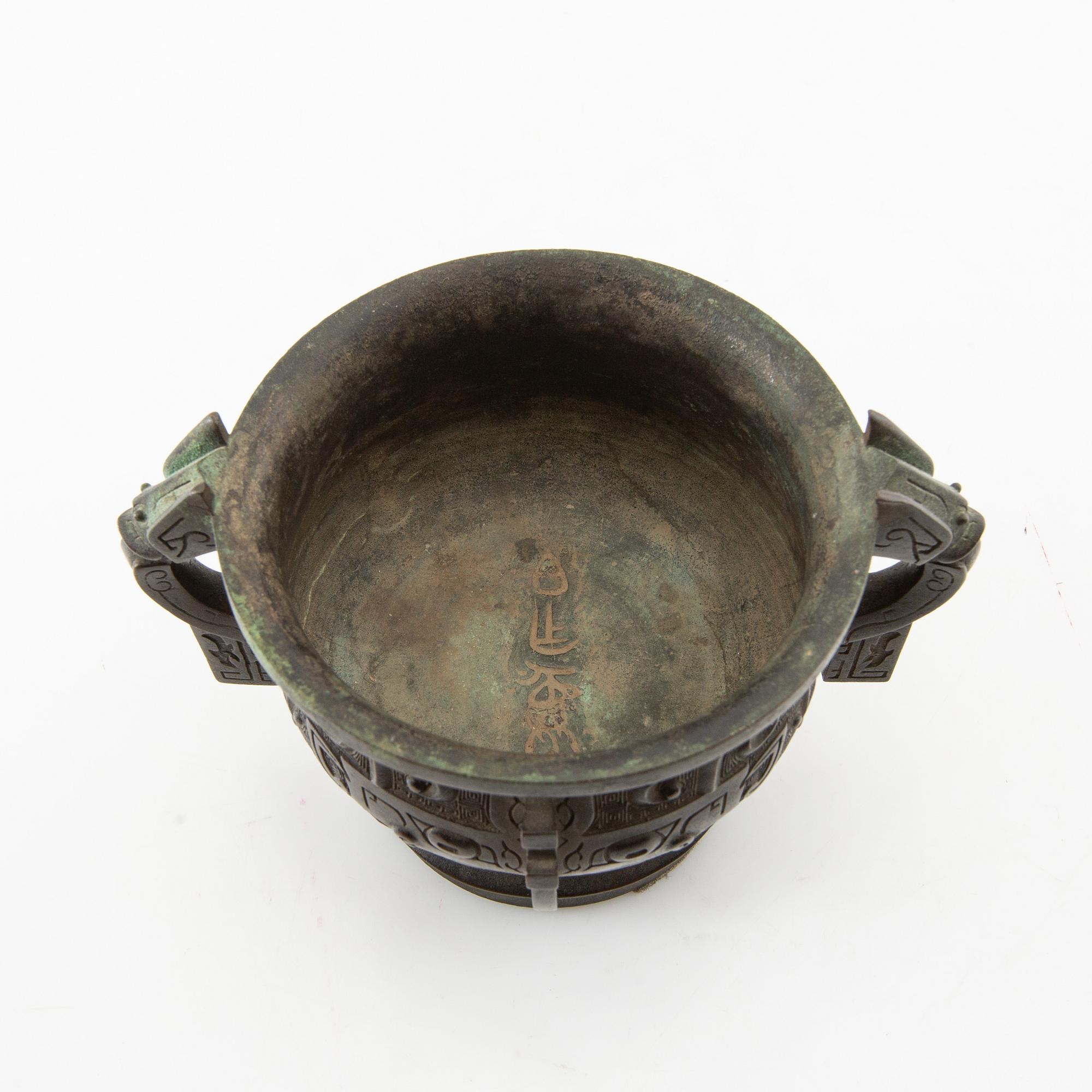 Rökelsekar, brons. Qingdynastin, 1700-/1800-tal.