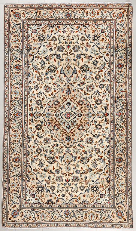 A KESHAN RUG, 250 x 145 cm.