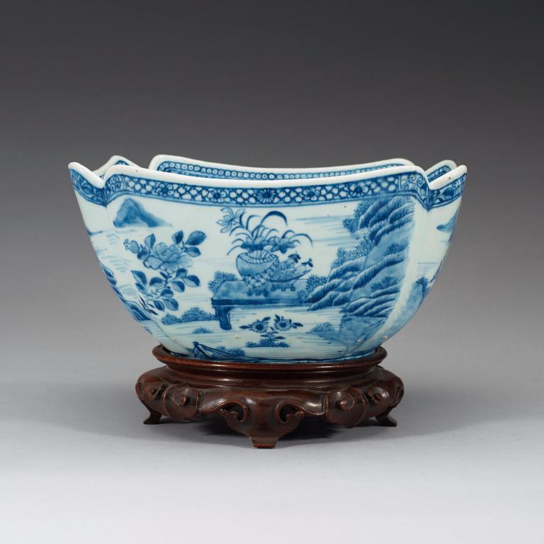 A blue and white square bowl, Qing dynasty, Qianlong (1736-95).