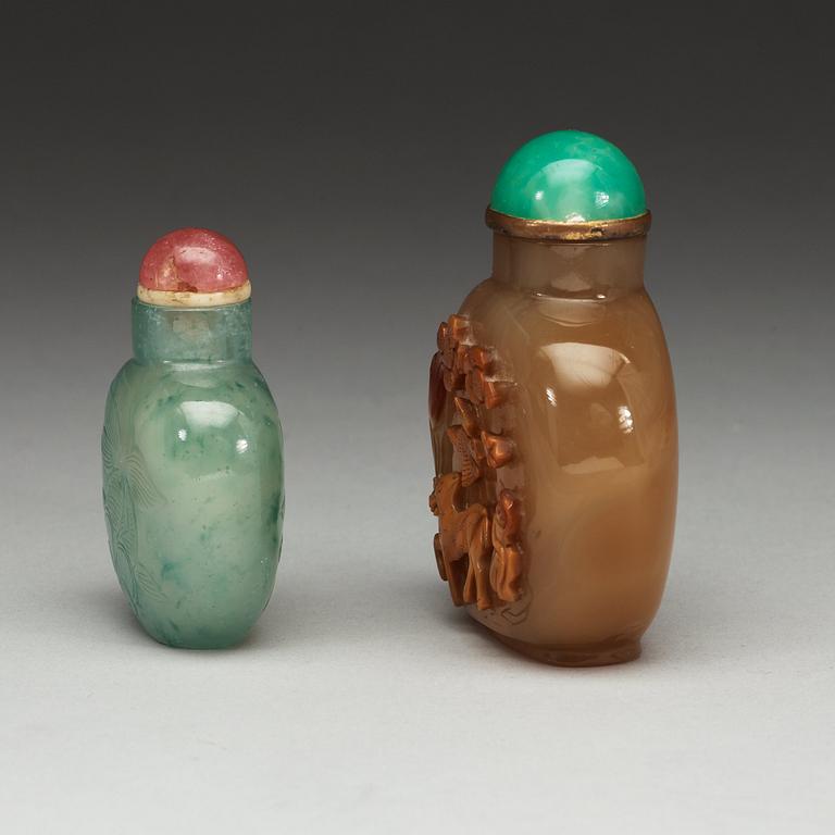 A green stone snuff bottle with stopper and a agate snuff bottle with stopper, Qing dynasty (1644-1912).