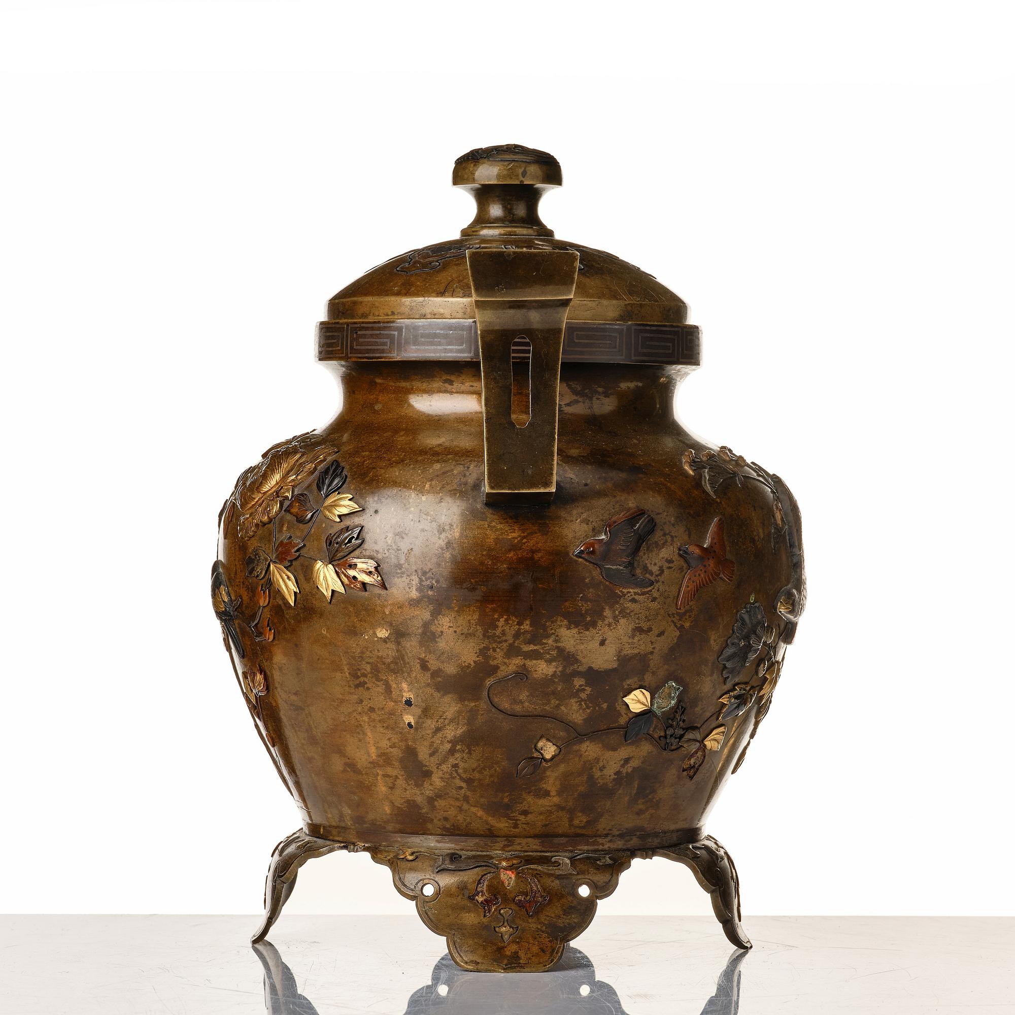 A Japanese bronze censer with cover, Meiji period (1868-1912).