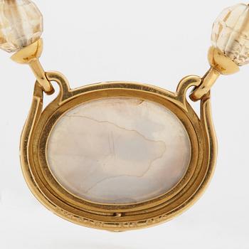 A Bulgari necklace in 18K gold with a mother of pearl cameo.