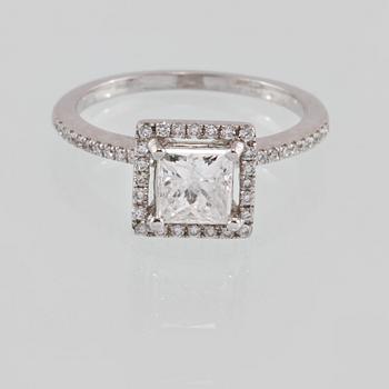 RING, 18K vitguld med prinsesslipad diamant 1.09 ct samt briljantslipade diamanter 0.25 ct. Vikt 3,5 gram.