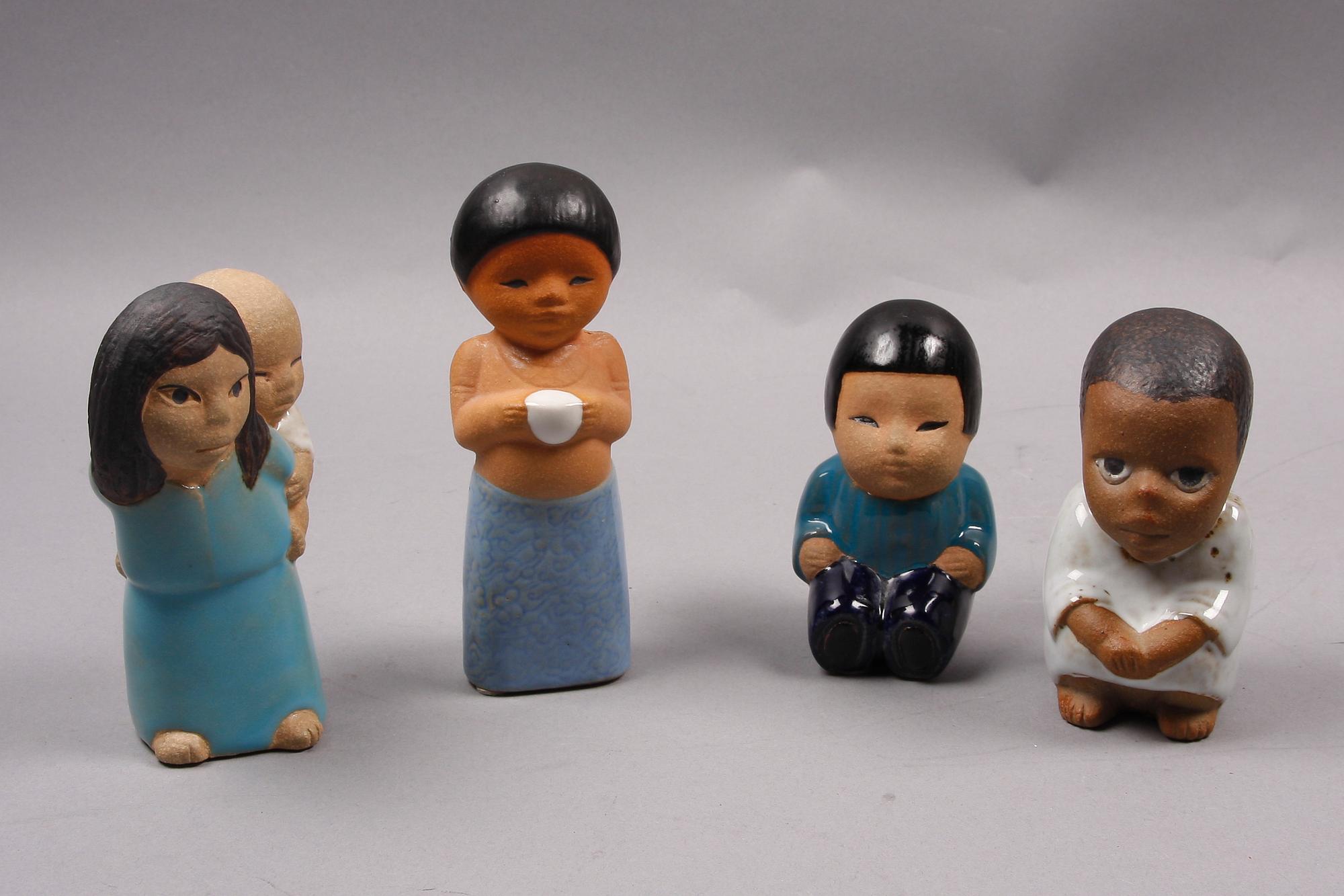 FIGURINER, 8 st, stengods, "All världens barn", Lisa Larson.