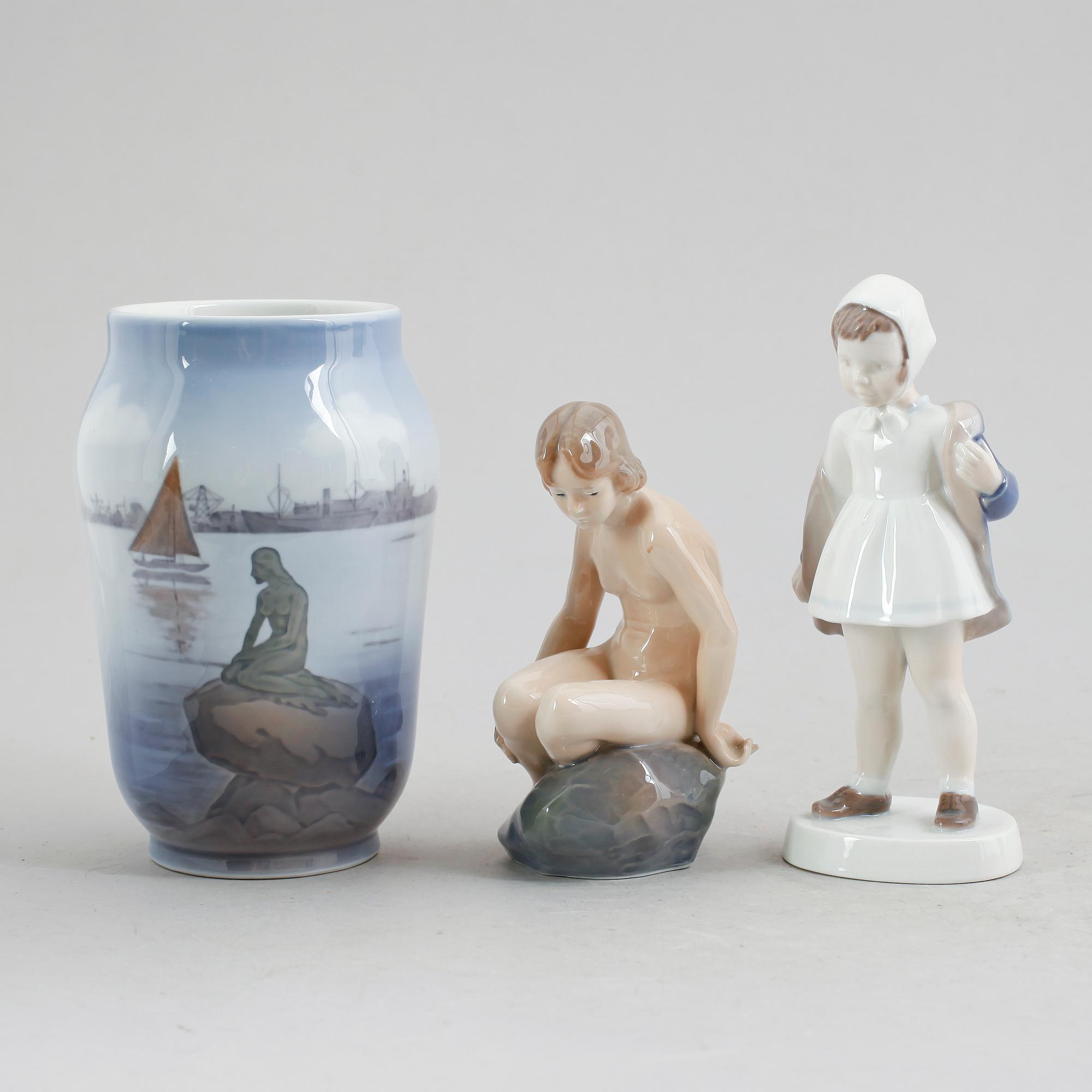 FIGURER, 2 st samt VAS, porslin, Danmark, 1900-talets andra hälft.