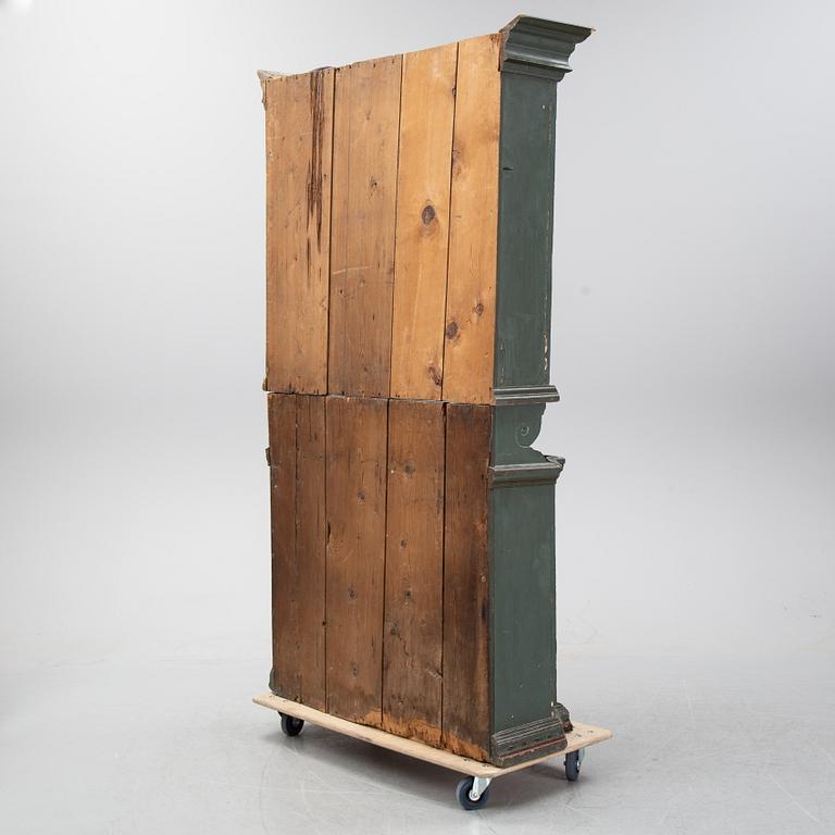 A painted cabinet from Hälsingland, possibly from the first half of the 19th century.