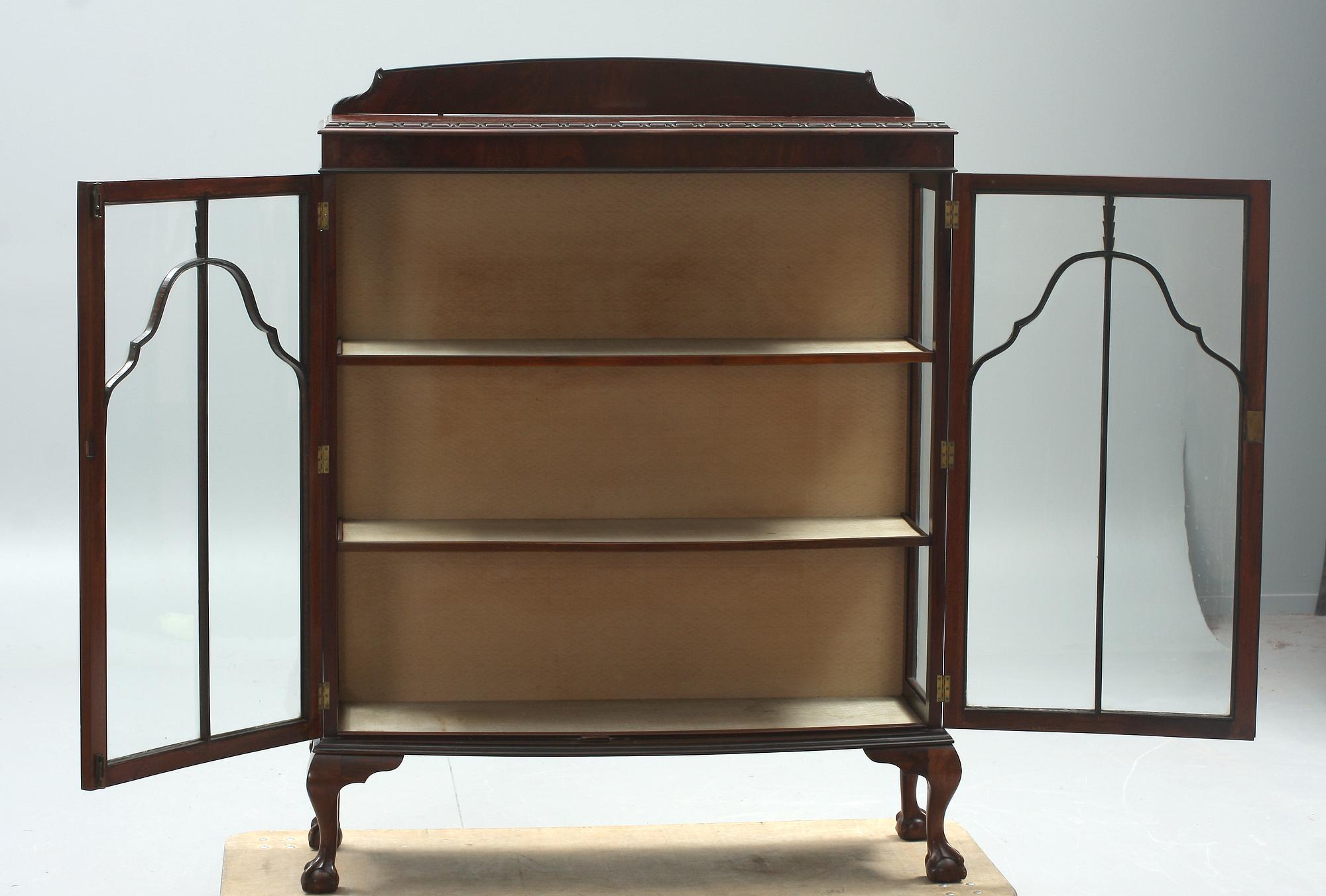 VITRINSKÅP, engelsk stil, 1900-talets första häft, England.