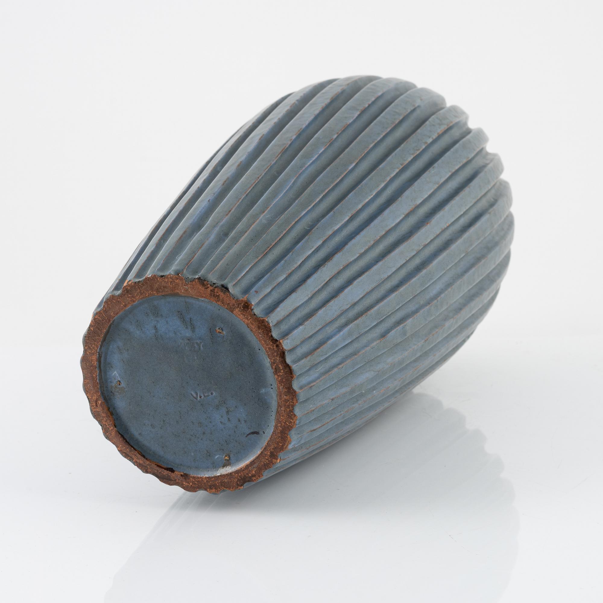 Vicke Lindstrand, a vase, Upsala-Ekeby, mid 20th Century.