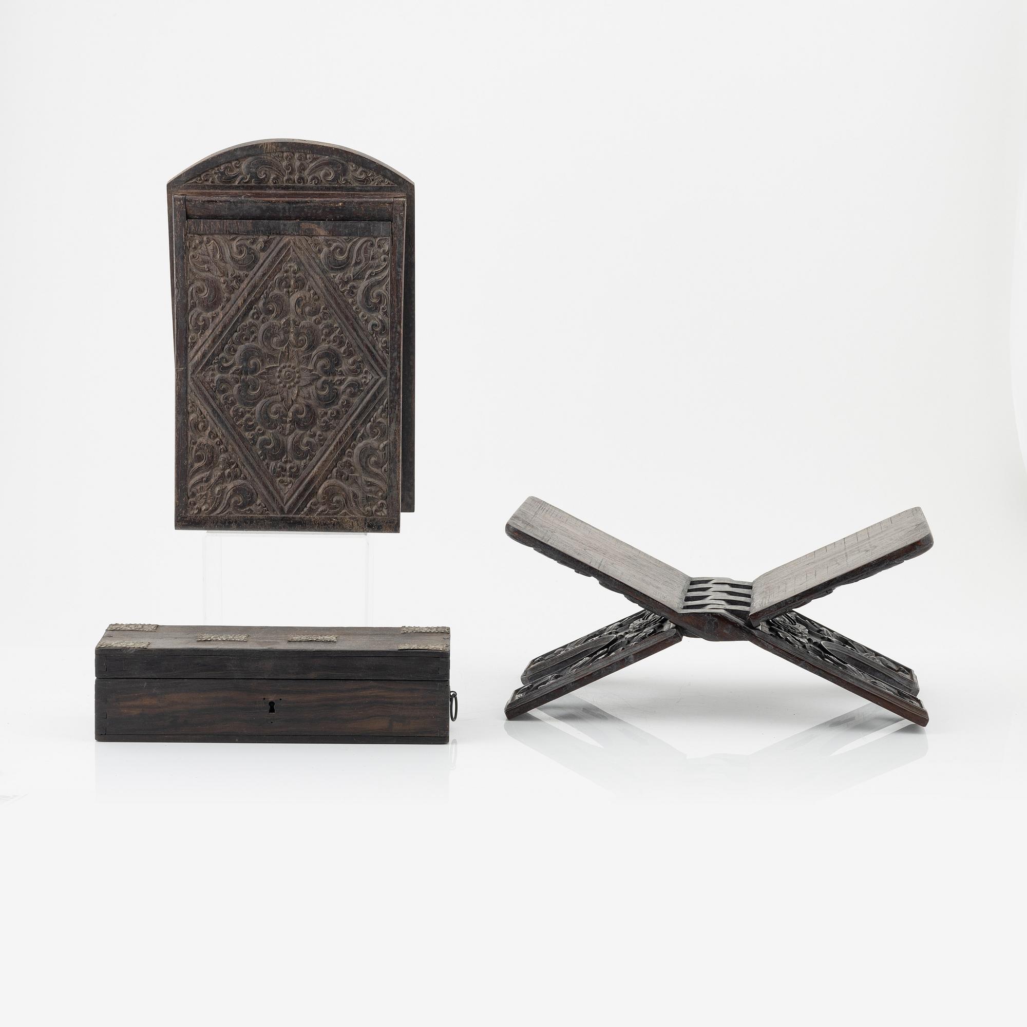 Ask med lock, koranställ samt brevhållare, trä. Indonesien, Jakarta, 1900-tal.