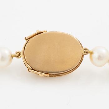 Necklace of cultured pearls with a cultured mabé pearl clasp in 18K gold.